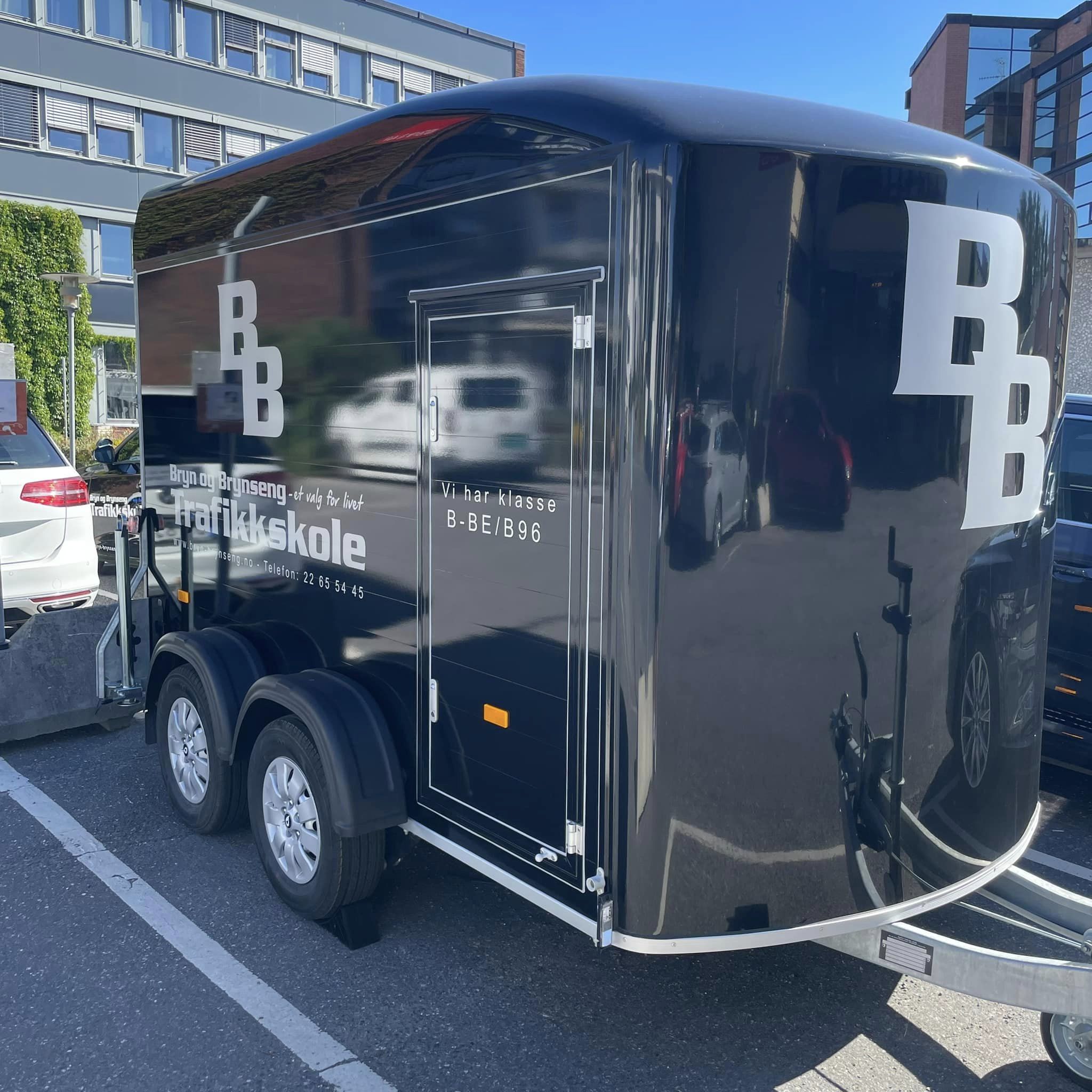 Få førerkort klasse BE eller B96 for trygg kjøring med tilhenger. Vi tilbyr opplæring i lastsikring, sikkerhetskurs og førerprøve. Start hos Bryn og Brynseng Trafikkskole i dag!